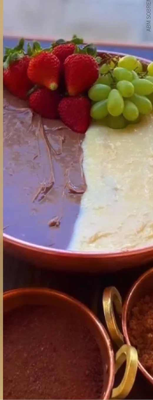 Tacho de brigadeiro gourmet com morangos e uvas