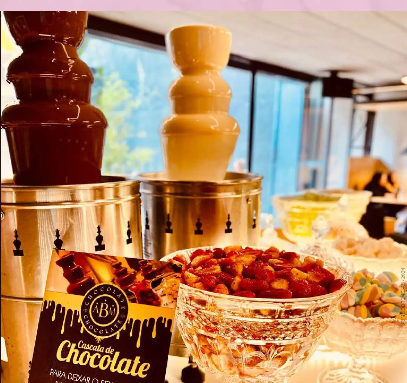 Cascata de chocolate com frutas e acompanhamentos, no carrinho da ABM Eventos
